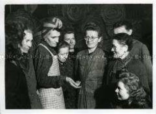 Frauen in der Globus-Teppichfabrik
