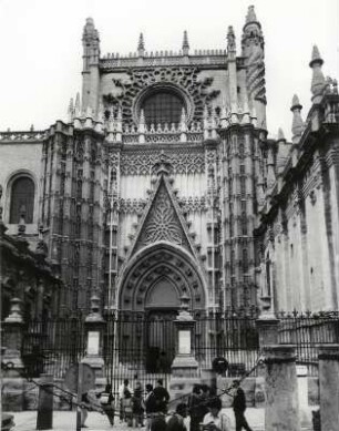 Die Südseite der Kathedrale in Sevilla