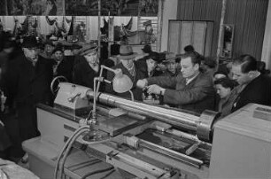 Messebesucher beim Betrachten von Maschinen zur Metallverarbeitung in der Ausstellungshalle Bulgariens