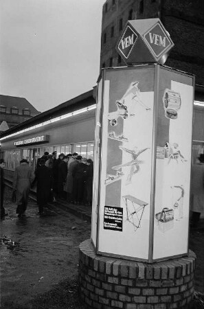 Leuchtwerbesäule vor dem Ausstellungspavillon des VEM Sachsenwerk