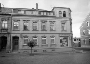 Schöneck, Hauptstraße 45/Ecke Neue Schulstraße. Wohnhaus mit Sparkasse (um 1880/1900). Straßenfront