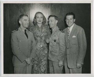 Capt. Carr, Marlene Dietrich, Lt. Eddie Peabody, Eddie Howard, U.S. Naval Training Station (Great Lakes, Illinois, Juni 1942) (Archivtitel)