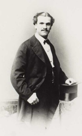 Porträt Josef von Witt (1843-1887; Sänger). Albuminabzug auf Karton (Carte-de-visite mit Atelieraufdruck recto und verso)