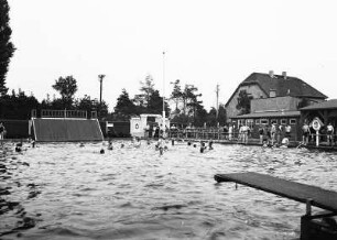 Coswig, Weinböhlaer Straße. Badevergnügen im Freibad mit großer Rutsche (Gemeindebad Coswig, 1927 eröffnet)