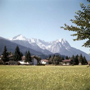 Fotoserie: Die Zugspitze — Die Zugspitze mit Kreuzeck und Waxenstein von Nordosten, von Garmisch-Partenkirchen