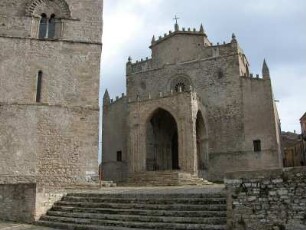 Portal des 1314 errichteten Domes La Matrice und links freistehender Campanile in der Stadt Erice