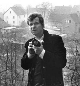 Der Fotograf Gerhard Weber mit Kamera
