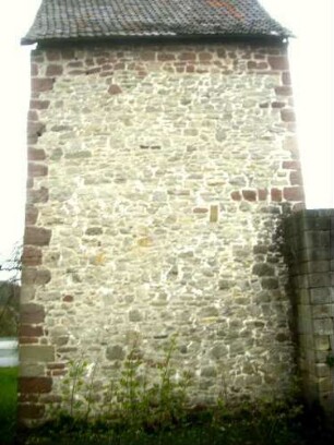 Evangelische Kirche - Kirchturm (gotische Gründung) von Süden mit Werksteinen im Mauersteinverband