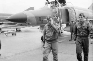 Bremgarten: Flugplatz; RF-4E Phantom; Piloten kommen von den Flugzeugen