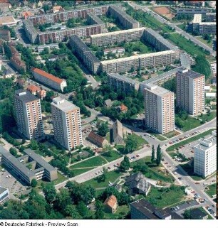 Wohngebiet Prohlis : Wohngebiet Prohlis (1976-1980; H. Michalk, U. Fehrmann, K. Lässig (Städtebau); G. Landgraf, I. Lampadius (Hochbau)). 17-geschossige Wohnhochhäuser (Typ WHH 17) an der Kreuzung Gamigstraße/Prohliser Straße und Georg-Palitzsch-Straße. Blick über Kirche und Heimatmuseum "Palitzschhof
