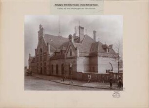 Verlegung der Stettiner Eisenbahn zwischen Pankow und Berlin. Bahnhof Berlin-Gesundbrunnen: Empfangsgebäude und Vorplatz
