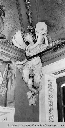 Serie von Stuckfiguren : Tanzende Nereide mit Tambourin