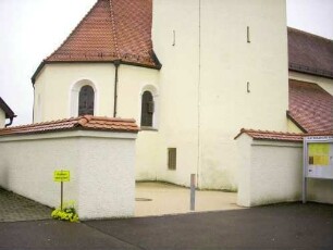 Ansicht von Nordosten mit Kirche (Kirchturm im Kern Spätromanisch - Chor Gotisch-Barock überformt) über Kirchhofmauer (Wehrgang mit Steinbrüstung im 19 Jh abgetragen)