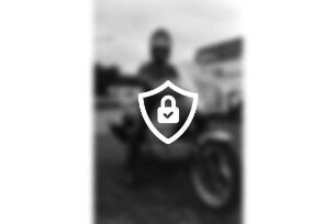 Autobahnparkplatz: Polizeihauptmeister [Name maskiert] auf seinem Dienstmotorrad