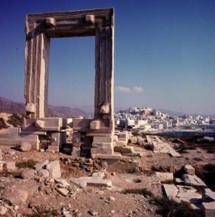 Naxos. Portará. Tempeltor sto Paláti, 6m hoch. Antentempel, 14x35m, Ende 6. Jh. v. Chr. K 2