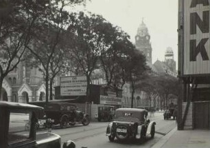 Dresden. Ringstraße, Friedrichsring : Dresden-Altstadt. Ehemalige Ringstraße (Waisenhausstraße) gegen Turm des Neuen Rathauses und Dachreiter auf dem Süd-Flügel. Links die Reformierte Kirche am Friedrichsring (Dr.-Külz-Ring, ehemals Ringstraße 17 b)