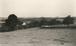Sebnitz-Hertigswalde. Blick über das Erbgericht Hertigswalde nach den Bergen (Mitte: Kaltenberg). Blick nach Südost