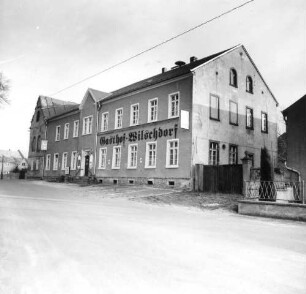 Dresden-Wilschdorf, Warnemünder Straße 1. Gasthof Wilschdorf (1243 Ersterwähnung). Straßenansicht mit Toranlage