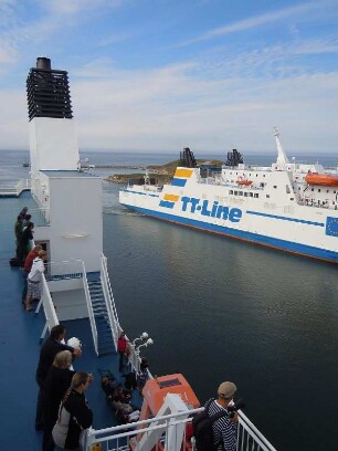 Trelleborg - Fährhafen : Passagiere des Fährschiffes "Nils Holgersson" betrachten das Einlaufen eines anderen Schiffes derr TT-Line. Aufgenommen am 7. August 2010 im schwedischen Fährhafen Trelleborg