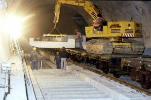Stuttgart Vaihingen S-Bahn-Tunnel Verladung Betonschwellen Bauarbeiter Drehkran