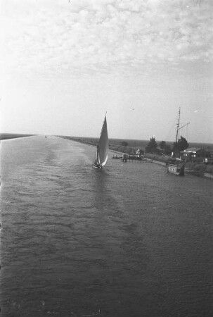 Dhau im Sueskanal : Blick auf den Sueskanal mit Boot und Anlegestelle