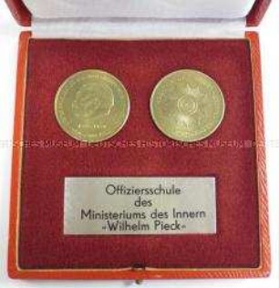 Ehrengabe zur Namensverleihung der Offiziersschule des Ministeriums des Innern "Wilhelm Pieck", zwei Medaillen mit Etui