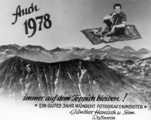 Grußkarte zum Jahreswechsel 1977/1978 : Auch 1978 immer auf dem Teppich bleiben! Grußkarte des Fotografen aus Roßwein zum Jahreswechsel 1977/1978 (Fotomontage mit auf einem fliegenden Teppich sitzendem Fotografen über Berglandschaft)