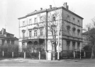Dresden-Neustadt, Radeberger Straße 13. Wohnhaus (1863). Eckansicht mit Einfriedung