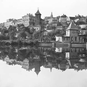 Elbogen (Loket/Tschechische Republik). Blick über den Fluss Eger zur Stadt und zum Schloss
