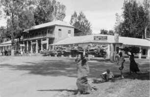 Hauptstraße von Arusha : Personen am Straßenrand der Hauptstraße Arushas