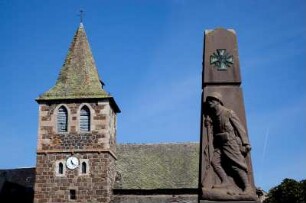 Frankreich. Auvergne. Cantal. Apchon. kirche und Kriegsdenkmal