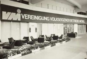 Raumaufnahme mit Werbeträger VMI Vereinigung volkseigener Betriebe Möbel