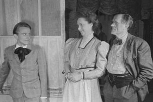 Szenenbilder aus dem Stück "O Wildnis!" von Eugene O'Neill im Schlossparktheater Berlin-Steglitz