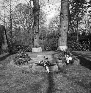 Eiskellerberg: Ehrenmal mit Gedenksteinen: darauf Kränze und Blumenschmuck: dahinter Sträucher und Bäume