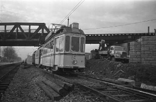 Verbreiterung der Bahnüberführung an der Durlacher Allee auf zwei Fahrbahnen.