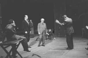 Aufnahmen der Proben zu "Don Giovanni" von Wolfgang Amadeus Mozart mit Dirigent Joseph Keilberth und Intendant Legal. Deutsche Staatsoper Berlin : Ernst Legal (Mitte) und Joseph Keilberth (rechts) im Gespräch mit den Darstellern