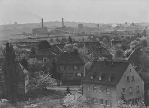 Dresden-Coschütz. Blick vom Fichteturm im J.-G.-Fichte-Park über den Westendring nach Süden zum Horkenberg und dem Werk der "Wismut" Coschütz