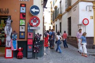 Sevilla - Altstadtgasse : Altstadtgasse mit einem Geschäft in Sevilla, aufgenommen 2007