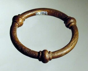 Massiver Ring, mit drei Knoten versehen