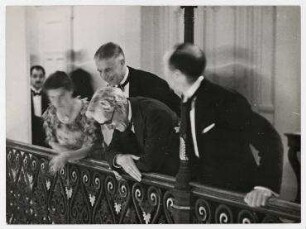 Lausanner Abrüstungskonferenz. Der britische Premierminister Ramsay Macdonald mit seiner Tochter und seinem Privatsekretär im Hotel Beau Rivage. von links: Ishbel MacDonald, Ramsay MacDonald, Butler