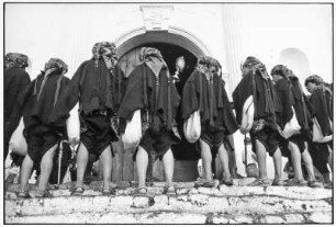 Chichicastenango. Eine Bruderschaft auf den Stufen vor der Kirche Santo Tomás