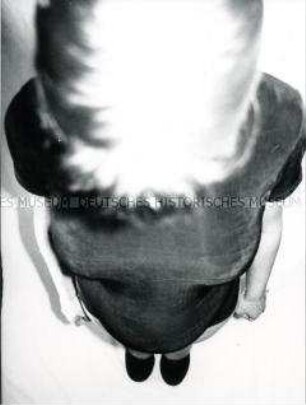 Schwangere Frau von oben fotografiert (Sonderthema: Zurück aus der Zukunft)