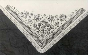 Tuch aus Trebendorf : Bildende Volkskunst - Flachsfaser. Ort: Trjebin / Trebendorf. Tuch der Festtracht aus Trebendorf mit schwarzer Stickerei auf weißem Leinenstoff, aus dem Jahre 1878