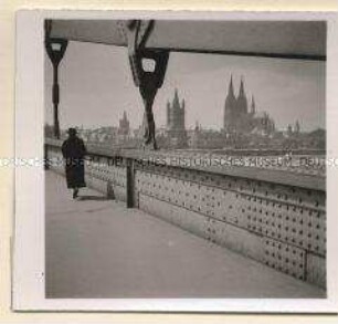 Köln, Blick von der Hängebrücke auf Rheinufer