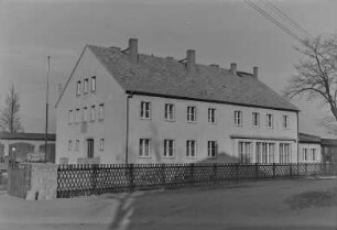 MTS Mücka + Lehrlingswerkstatt : Mücka. Gebäude der Lehrlingsausbildung der Kreisbetriebe für Landtechnik, Maschinen-Traktoren-Station (MTS). Straßenansicht