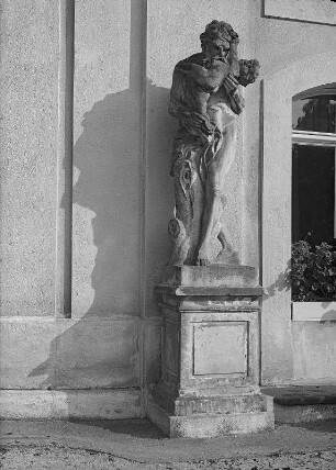Saturn verschlingt ein Kind : Klimes, Miroslav. Saturn verschlingt ein Kind. Sandstein; lebensgroß. 1701/1745. Königswartha, Schloss, Gartenfront