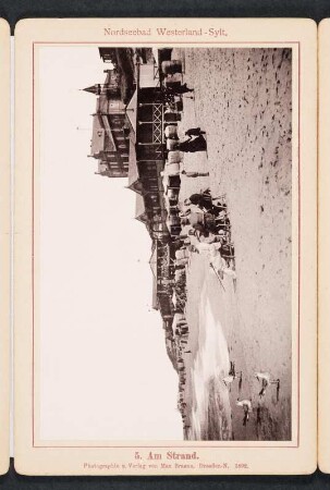 Albumseite mit Ansicht vom Strand im Nordseebad Westerland : Erinnerung an Sylt. Leporello mit Landschafts- und Architekturaufnahmen. Leineneinband, beschichtet und bedruckt; 8 x 12 x 1,6 cm (1892; Verlag Max Braune). Dresden: SLUB/DF 2006.A.435