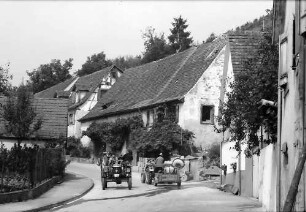 Bötzingen: Dorfstraße zum Berg mit Traktoren