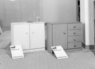 Zwei Kommoden (Kommode (Modell 572)) (1981; VEB Wohnraummöbel Plau)