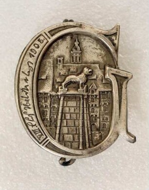 Ereignisabzeichen 8. Deutscher Stenographentag Gabelsberger in Braunschweig 1905 (mit Broschennadel) : Medaillensammlung Stenografische Sammlung. Ereignisabzeichen 8. Deutscher Stenographentag Gabelsberger in Braunschweig 1905 (Braunschweiger Löwe vor Burg Dankwarderode, eingefasst von einem großen "G" (Gabelsberger) mit Umschrift (in Kurzschrift) "VIII. Deutscher Stenographentag Gabelsberger in Braunschweig 1905", mit Broschennadel). Metall; Maße 33,5 x 30 mm (1905). Dresden: SLUB R c 0395
